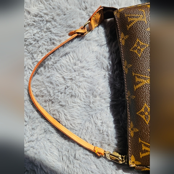 Authentic Louis Vuitton Pochette Accessoire Monogram- Excellent Condition - Picture 15 of 16